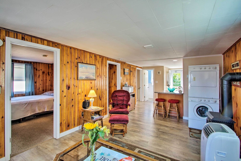 Cozy Hampton Cottage - Walk to Beaches & Marina!