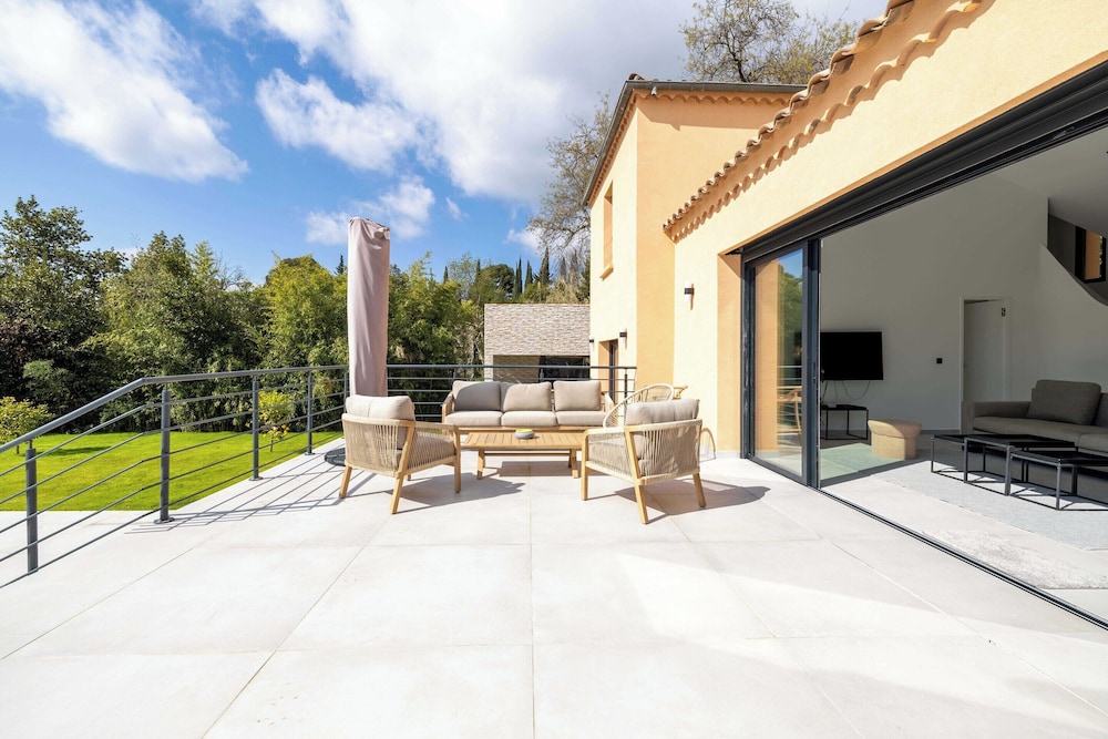 Modern Villa With Heated Pool and Garden