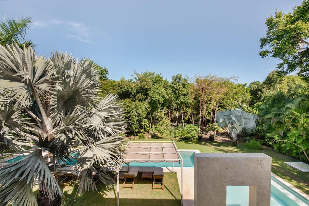 Modern Luxury 6 BR Tropical Retreat With Pool
