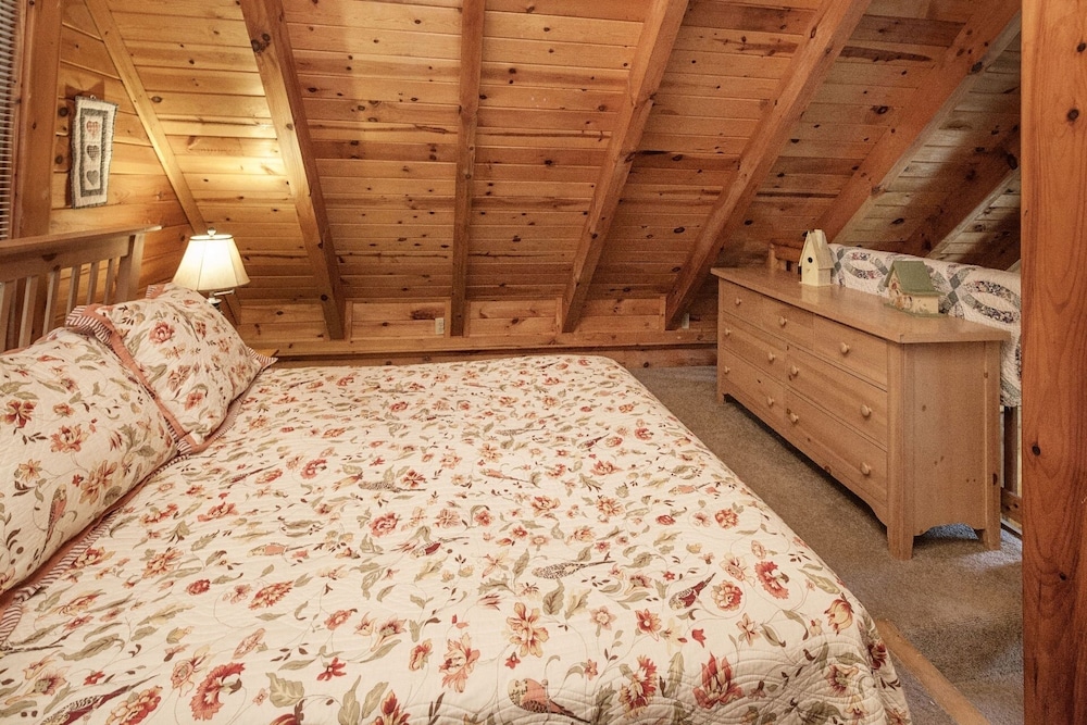 Er36 - Cozy Creekside Great Location- Close To Town 1 Bedroom Cabin by RedAwning view 5