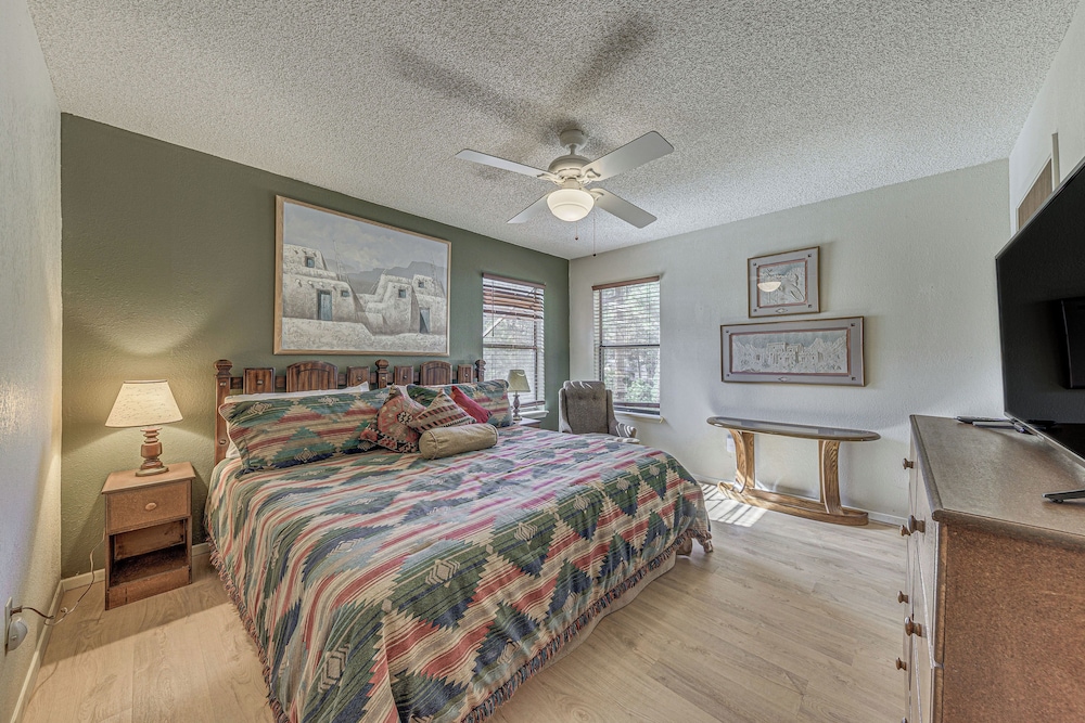 1 Mi to Downtown Ruidoso: Peaceful Forested Cabin!