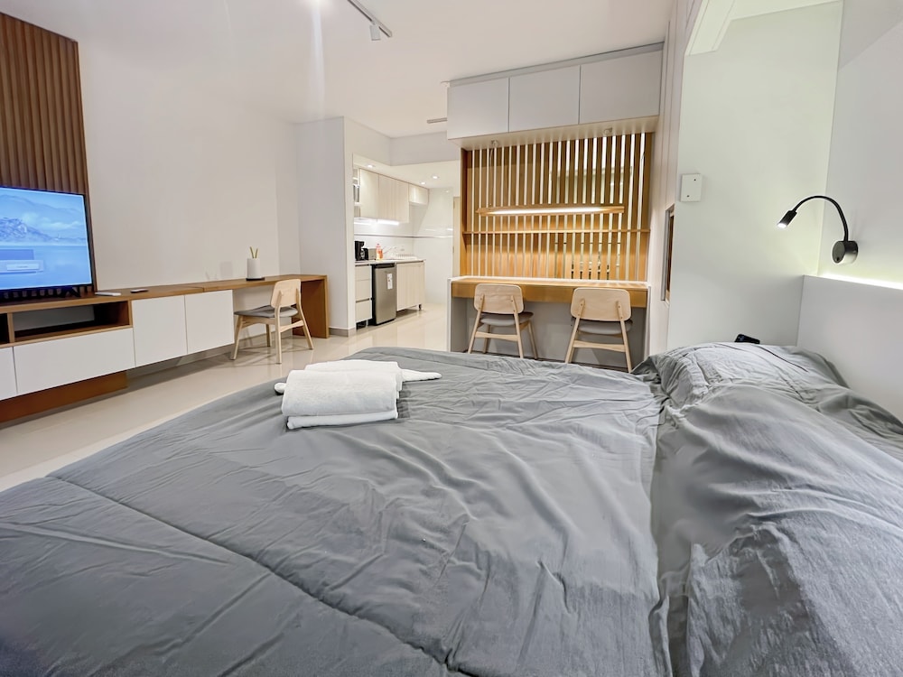 Studio Luxury Balcony Pool - Image 1