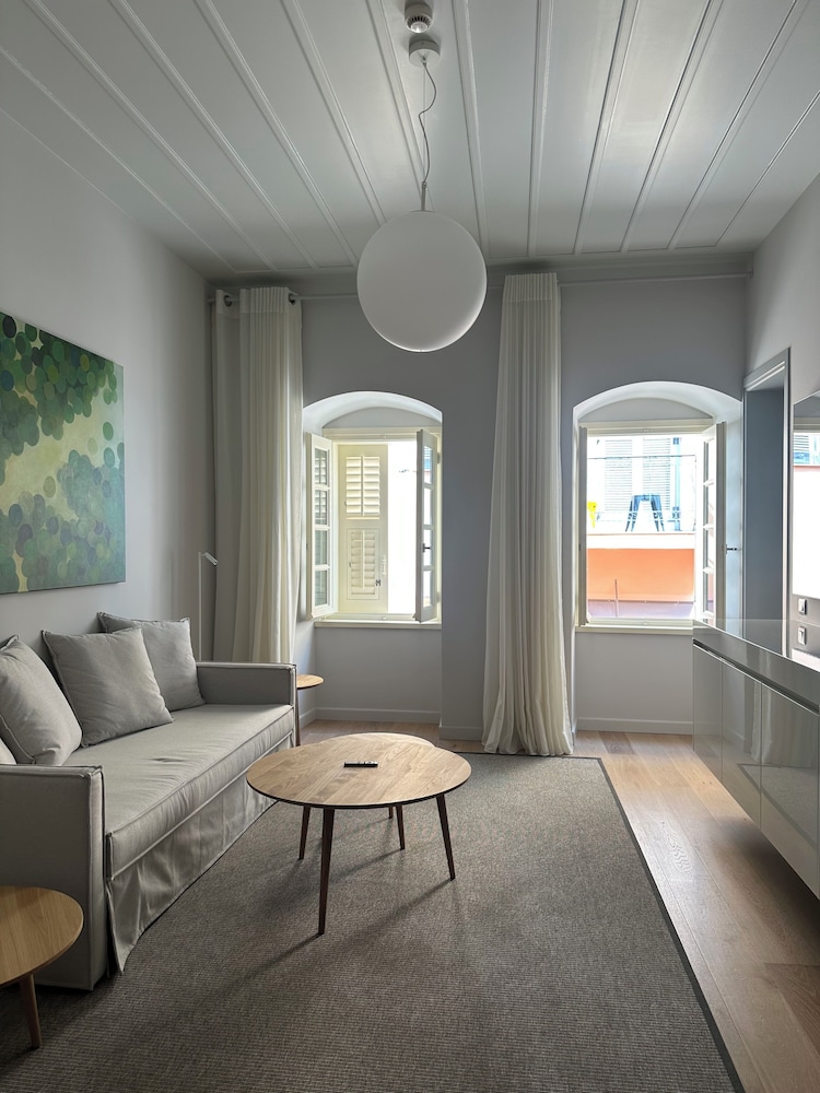 Amalie Suites
