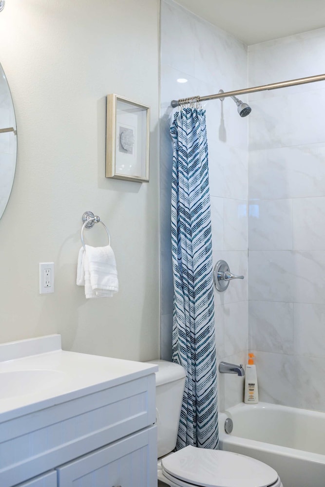 Stylish Home w Free Parking Near LA Hotspots 8