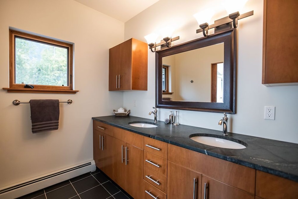 Whyte Mountain Chalet by Revelstoke Vacations - Image 4