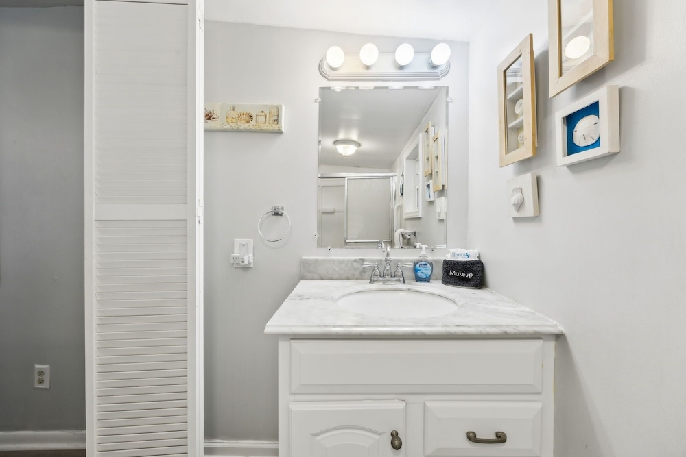 124 S Fletcher - Upstairs 2 Bedroom Duplex