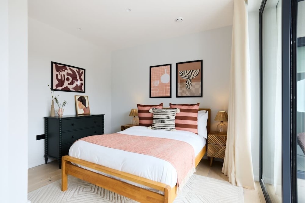 The Brondesbury Hideaway - Stylish 3bdr Flat With Balcony + Parking
