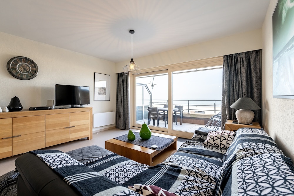Seaview Apartment With Private Terrace