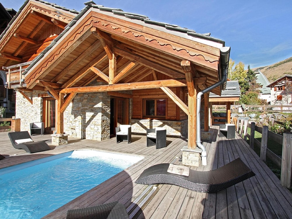 Chalet in Les Deux Alpes With Heated Pool