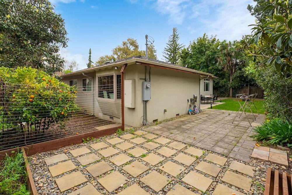 Cozy Modern House in Palo Alto