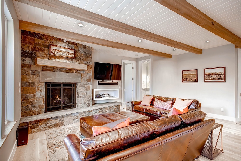Sunrise Ski Haus 4 Bedroom Home by RedAwning