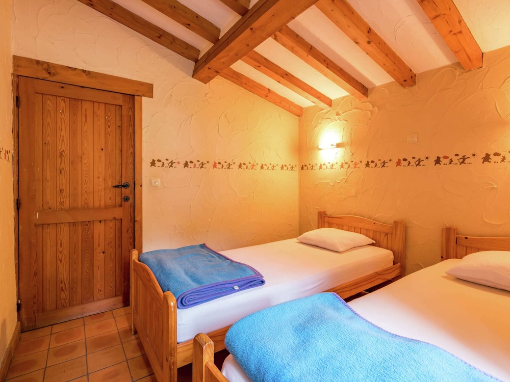 Cosy and Snug Holiday Home With Joint Swimming Pool view 4