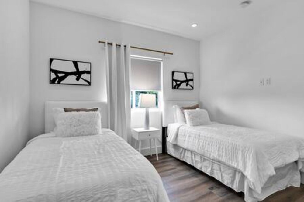 3282 SW 28th St Private Pool 4BD 2 5BA Parking Laundry Wi-fi