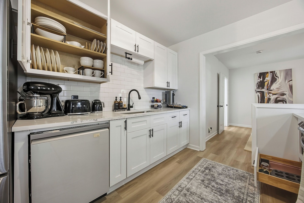 Modern Newly Renovated 3-bedroom in Historic West End