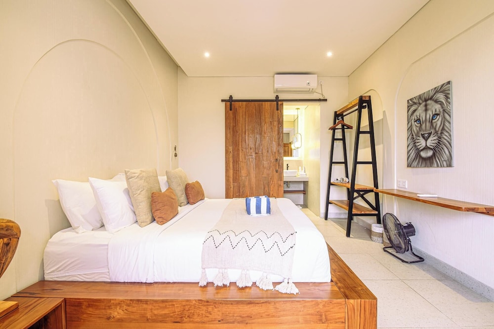 Chic 4-br Villa in Central Seminyak, Beach 5 Mins