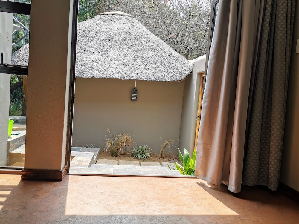 Aerotropolis Guest Lodge