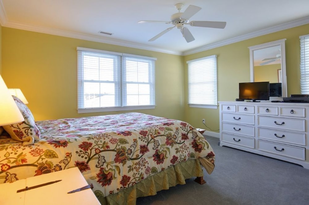 Sweet Dreams Private 4 Bedroom Home by RedAwning
