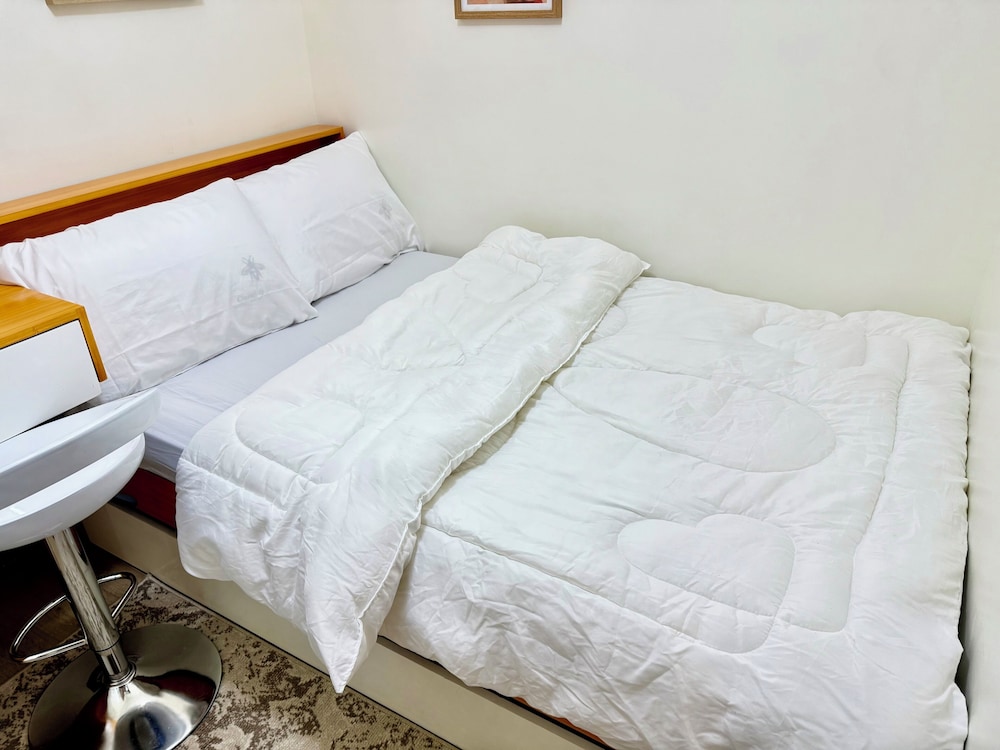 S&R Staycation Walk to SM Bicutan, With Karaoke,disney Plus, Netflix, Youtube
