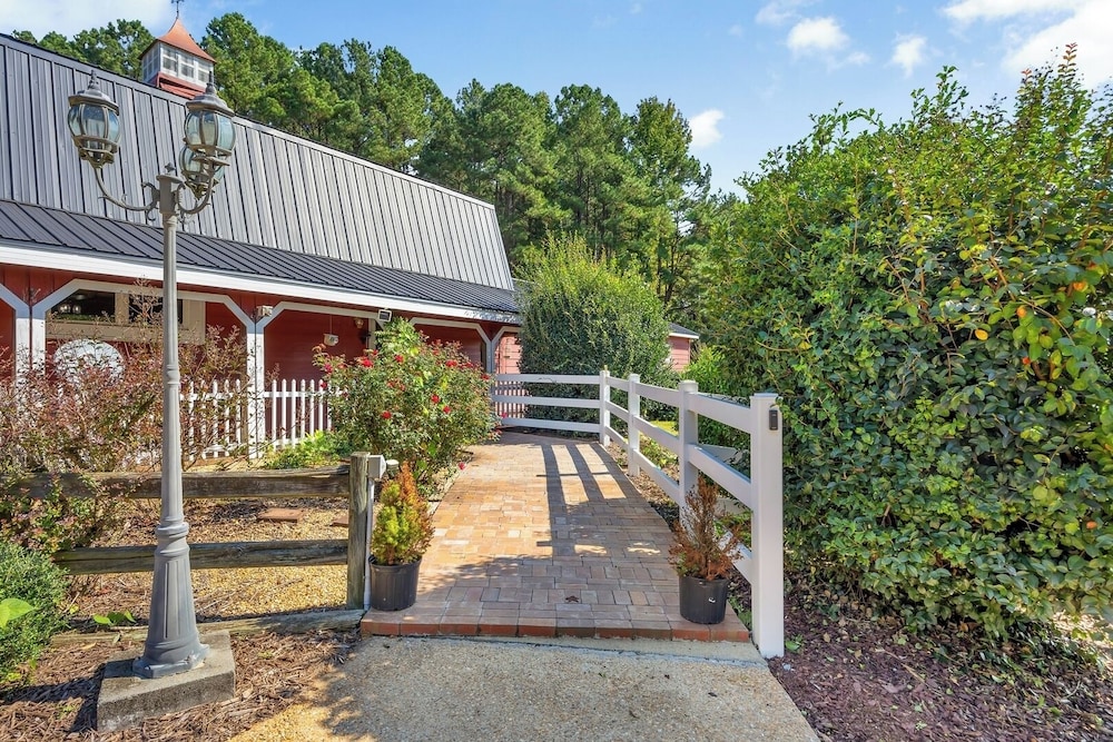 Pet-friendly 3BR Lake House Firepit + Pier
