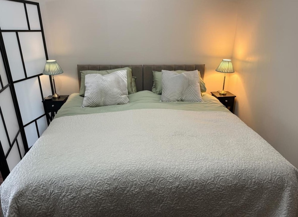 Tranquil Studio - Sleeps 2 & Private Parking