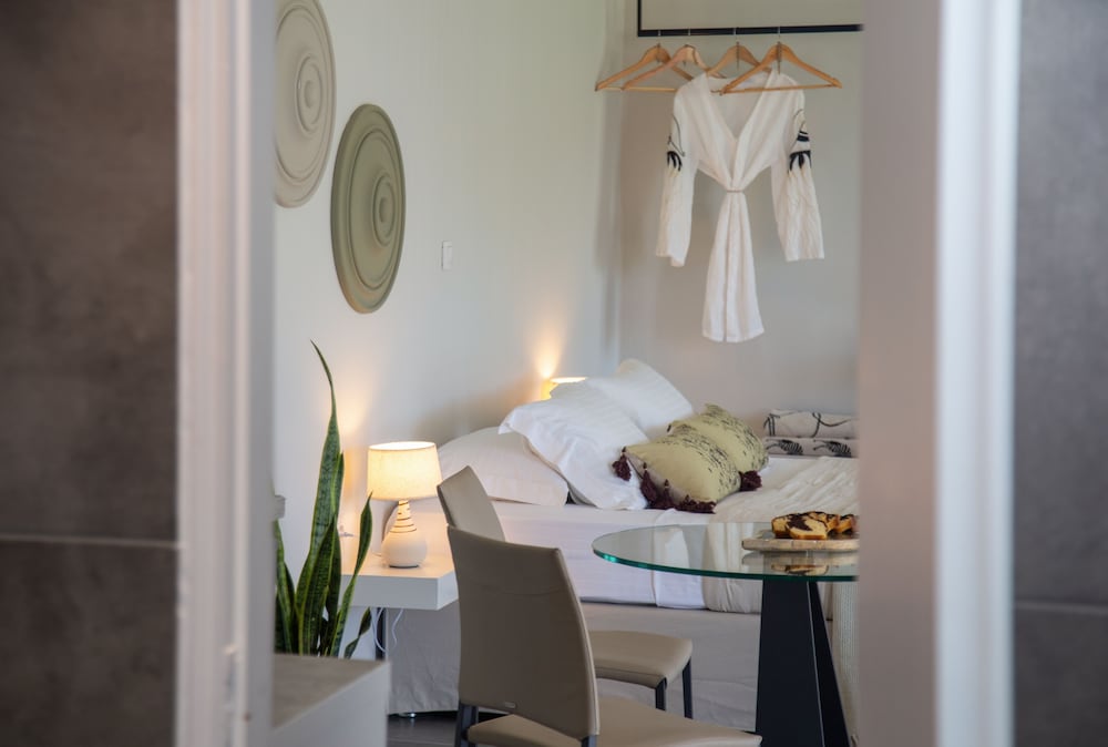 Malibu Studios & Apartments