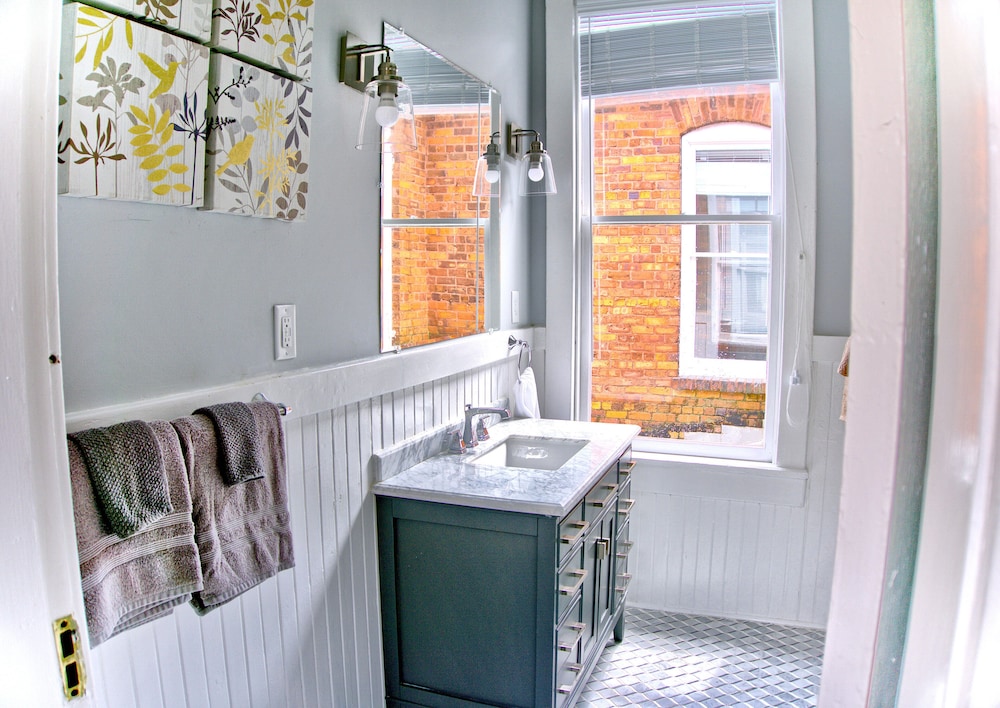 Renovated 2BR Savannah Home view 3