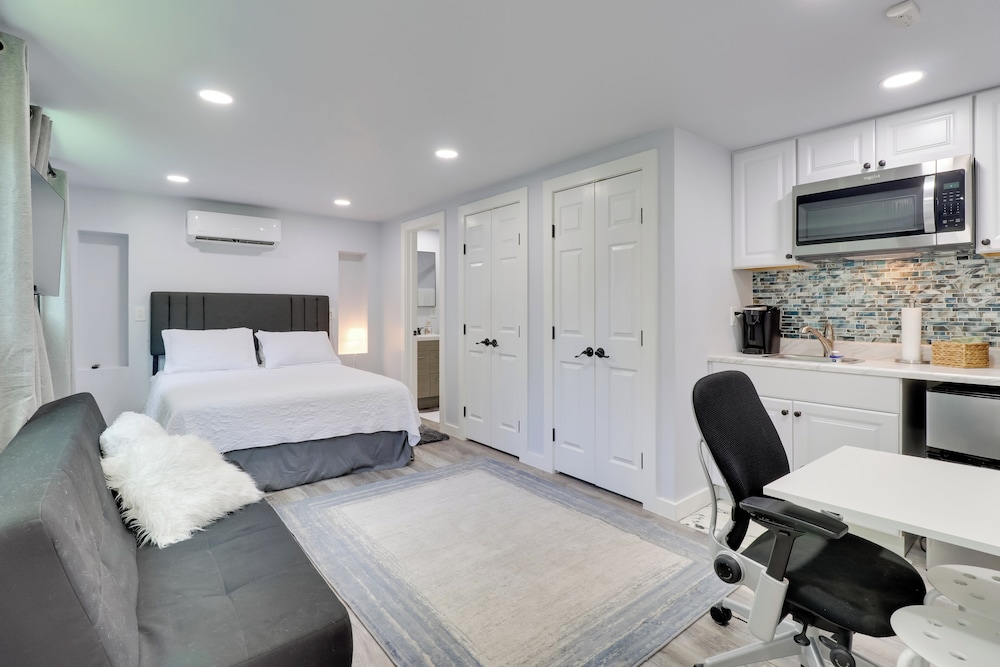 1 Mi to Dtwn: Renovated Retreat in Georgetown!