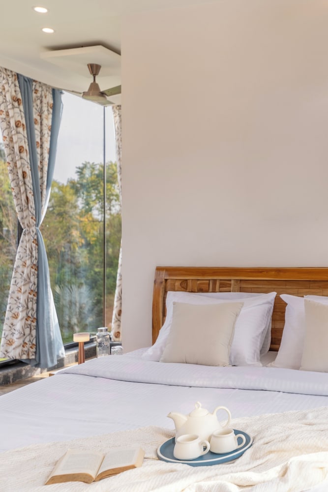 ELIVAAS 3 BHK Handa's Getaway with pool