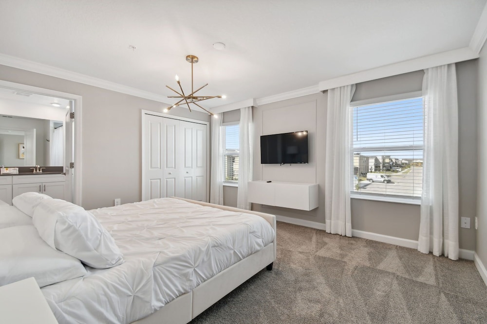 Storey Lake - Private Pool- King Bed - 4BD/3BA