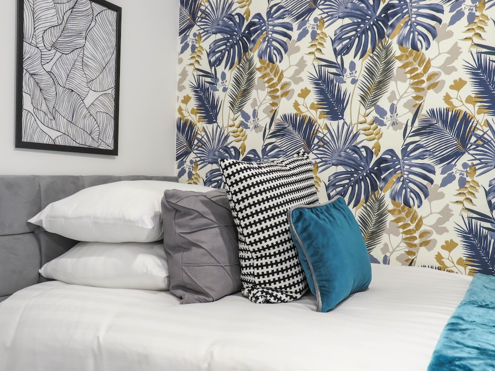 Tudors eSuites Birmingham Townhouse Private Garden Free Parking