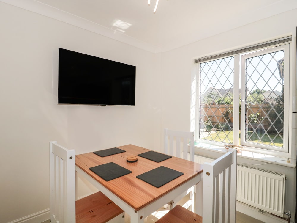 1 Charlotte Close