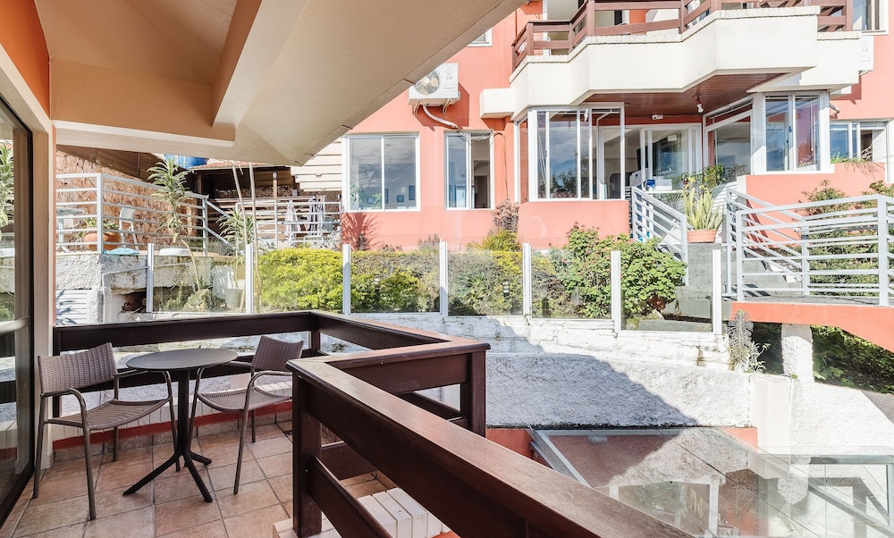 JOFs Apartamentos c Piscina e Vista Mar