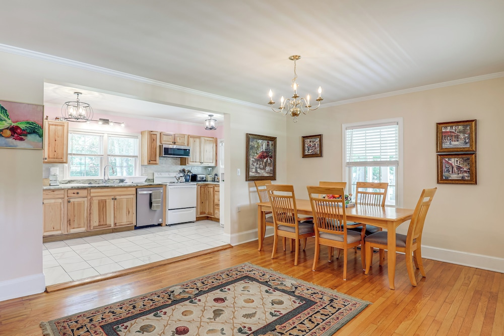Home 1 Mi to Dtwn Conway: Great for Beach Days!