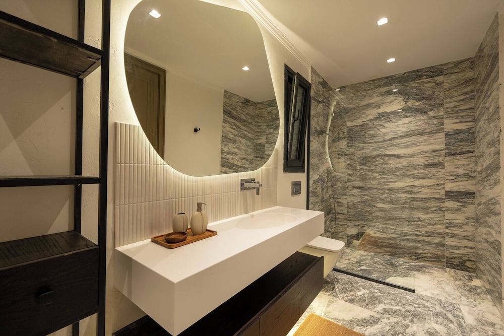 Hills Deluxe - Relaxed Luxury in Style and Serenity view 3