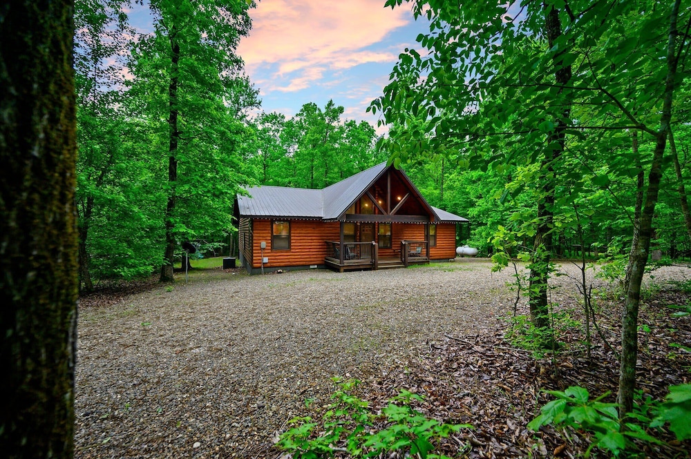 Whitetail Retreat Cabin for 13!
