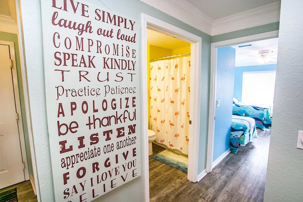 Seaside Haven: Stylish Condo, Garden Views