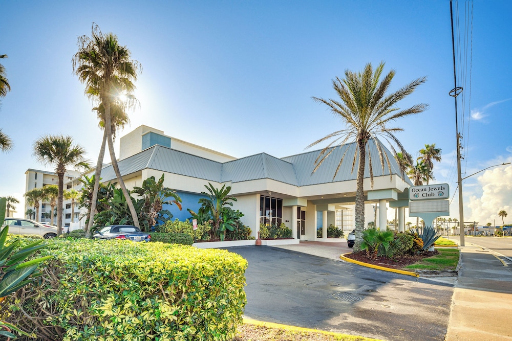 Daytona Beach Condo w/ Balcony: 5 Mi to Speedway!