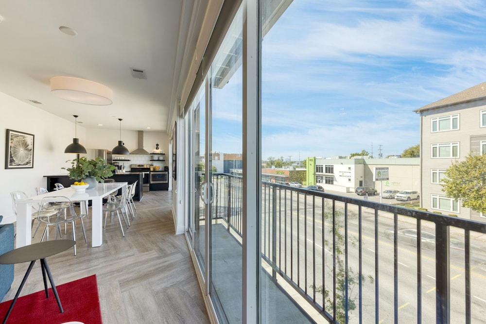 The Carter 201 by Avantstay 4BR Balcony