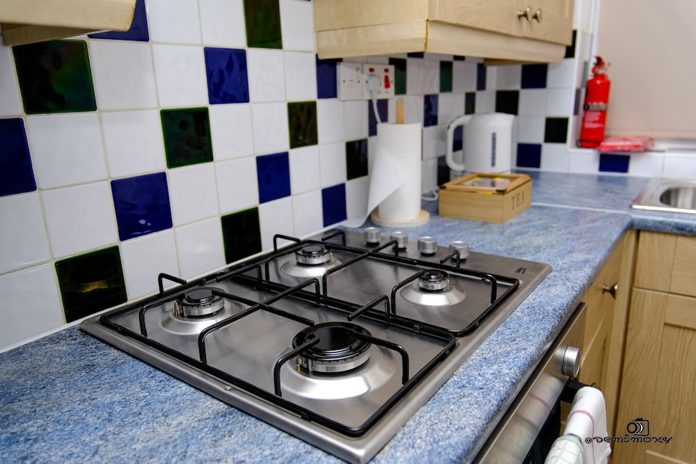 Walsall Vacations - Cosy Home With Private Parking - Property Image 19