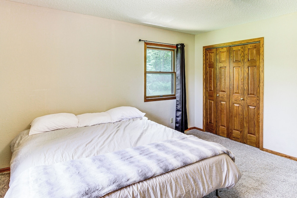 Hot Tub & 2 Recreation Rooms: Spacious Onamia Home