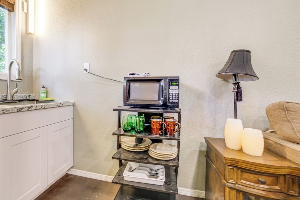 Cozy Tiny Home: 1 Mi to The Village at Meridian, photo 12