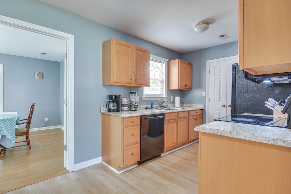 < 4 Mi to Dtwn Greensboro: Renovated Home w/ Yard!