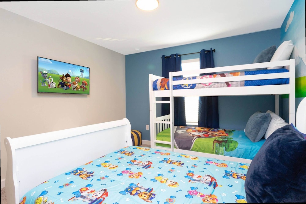 Stylish 4Bd w Lake View Pool Kids Themed Room