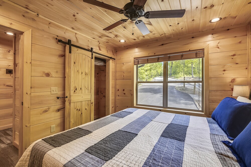 All Decked Out 4 Bedroom Cabin by RedAwning view 5