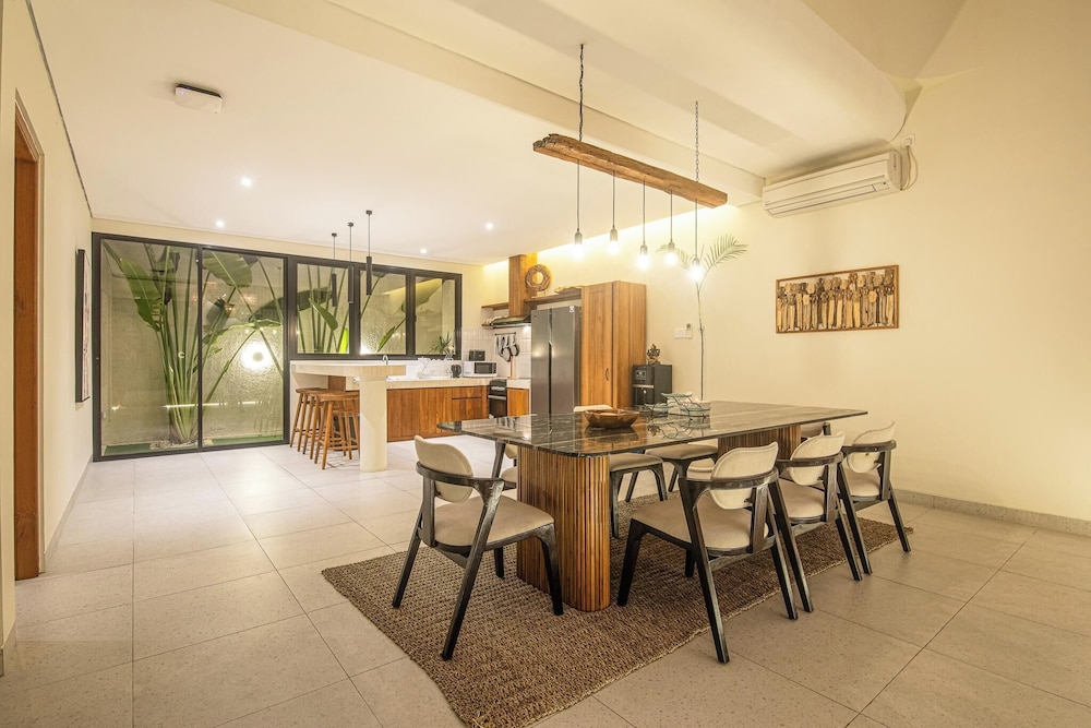 Elegant 4BR Seminyak Villa 10min From the Shore