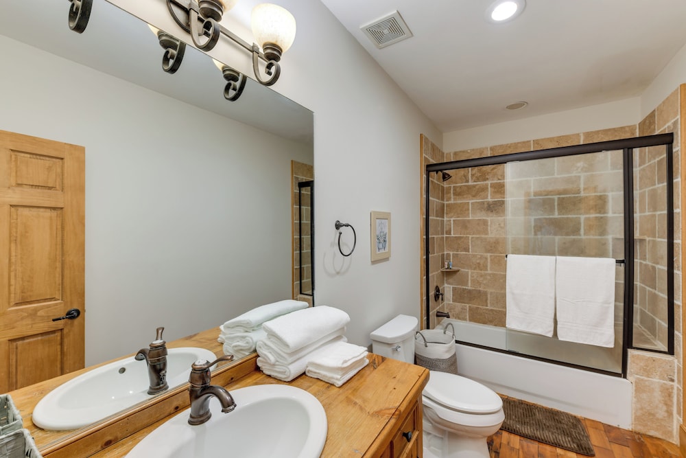 Hot Tub & Fire Pit: Secluded Gem in Franklin view 3