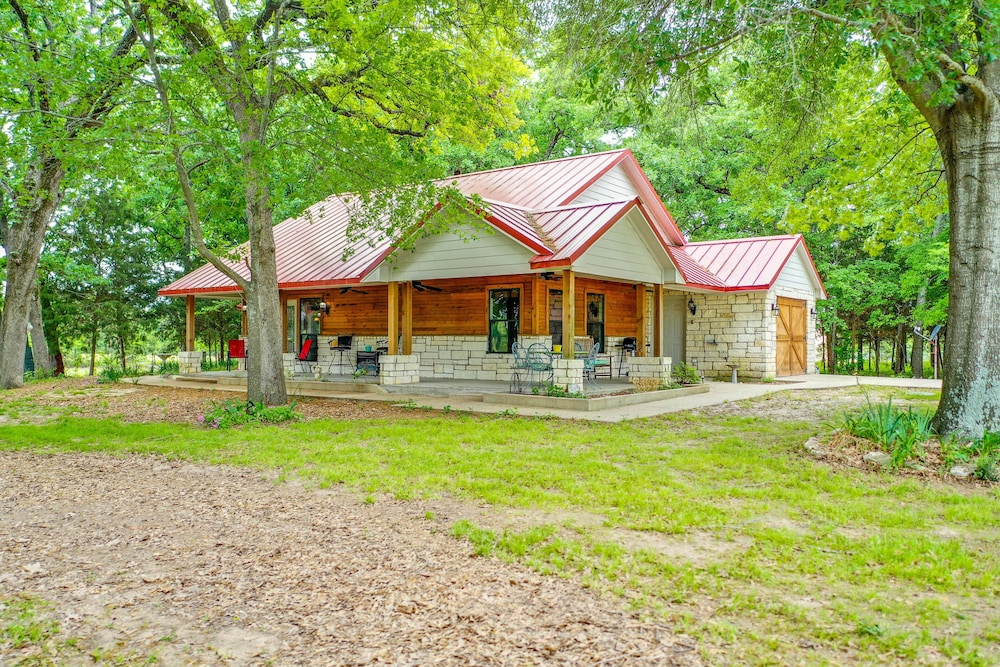 Dog-friendly Wills Point Home w/ Grill on 10 Acres view 3