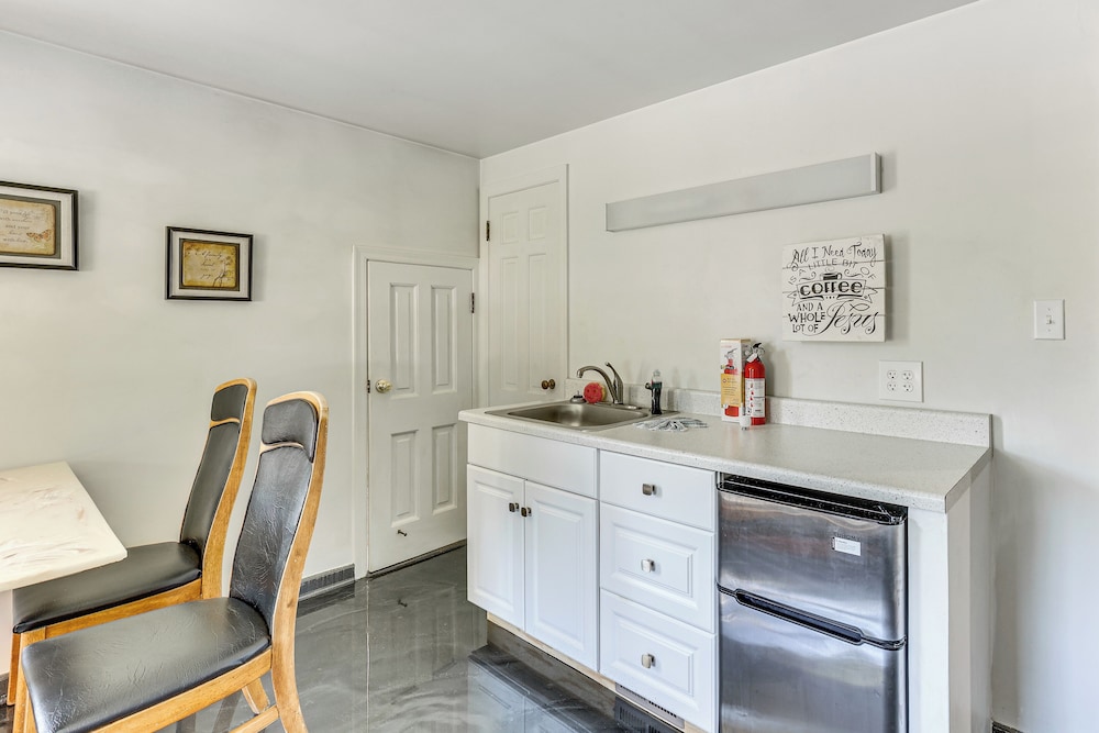 1 Mi to Dtwn Salem: Apt w/ Garage Access!