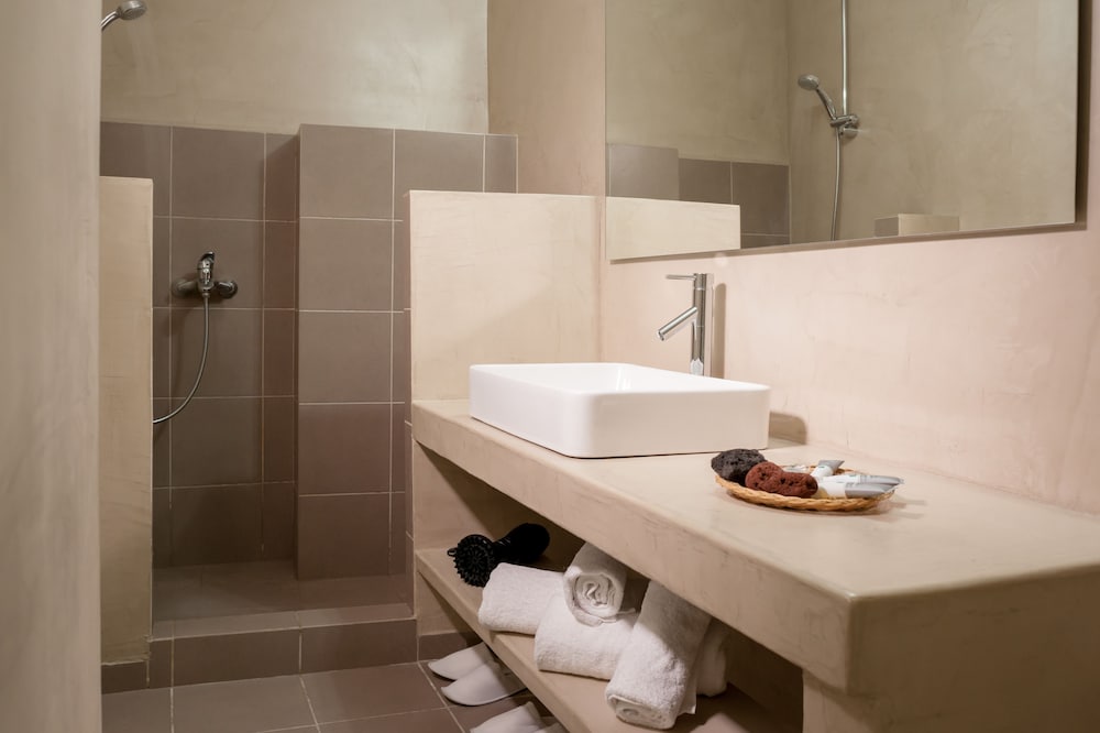 Earino Suites & Villas