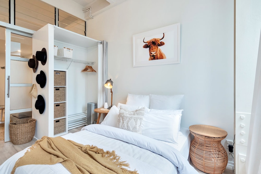 Awesome Cool Beachy 2BR CBD Gem Wifi view 4